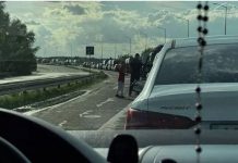 Μεγάλες ουρές ανθρώπων που θέλουν να εγκαταλείψουν τη χώρα έχουν σχηματιστεί στην Ουκρανία.