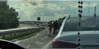 Μεγάλες ουρές ανθρώπων που θέλουν να εγκαταλείψουν τη χώρα έχουν σχηματιστεί στην Ουκρανία.