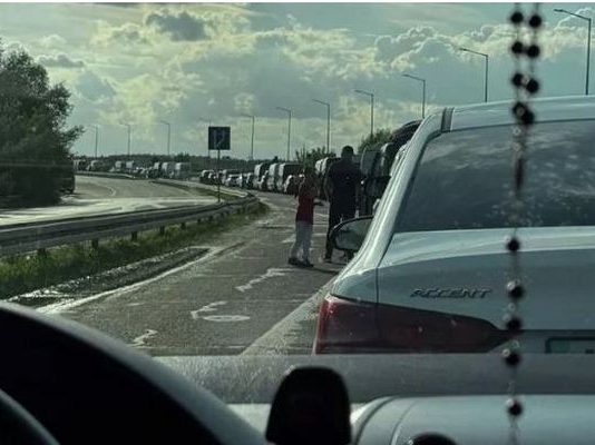 Μεγάλες ουρές ανθρώπων που θέλουν να εγκαταλείψουν τη χώρα έχουν σχηματιστεί στην Ουκρανία.