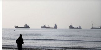 Θα χρειαστούν «εβδομάδες» για να επαναληφθεί η διέλευση από το Στενό του Ορμούζ