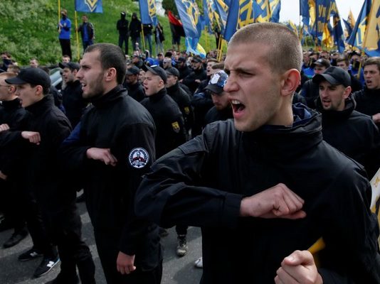Ουκρανοί «καρφώνονται» μόνοι τους – Δείτε βίντεο που χαιρετούν ναζιστικά και το περηφανεύονται!