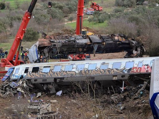 Τέμπη : Επ’ αόριστον αναβολή στη δίκη για τη σύμβαση 717 – Οργή από τους συγγενείς