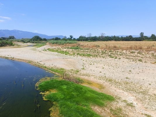 «Αδειάζει» επικίνδυνα ο θεσσαλικός Πηνειός: Πού οφείλεται η λειψυδρία σύμφωνα με τους ειδικούς (φωτογραφίες)