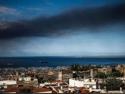 Πόσο επικίνδυνο ήταν το τοξικό νέφος από τη φωτιά στο Ωραιόκαστρο – «Έχει γίνει ανίχνευση σωματιδίων και στην Αττική»