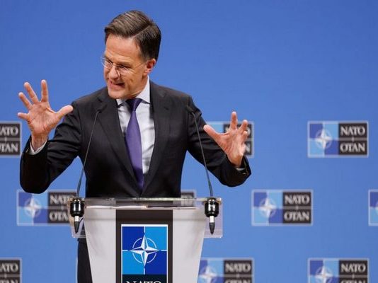 Σύνοδος ΝΑΤΟ: Δανός δημοσιογράφος ντρόπιασε τον Μαρκ Ρούτε – «Δεν επηρεάζεται ο αυτοσεβασμός σου;»