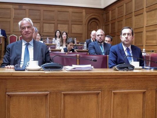 Οι παρακολουθούμενοι υπερασπίζονται τους παρακολουθούντες