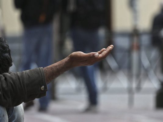 ΟΟΣΑ: Η Ελλάδα έχει το χαμηλότερο ποσοστό αποταμίευσης νοικοκυριών στην Ευρώπη – Στο -9,3%!-Στην πραγματικότητα οι Έλληνες χρωστάνε προκειμένου να βγάλουν τον μήνα τους!