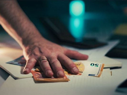 Τη μισή μέρα δουλεύουμε για να πληρώνουμε φόρους και εισφορές: Στο 44,8% η φορολογική επιβάρυνση της εργασίας