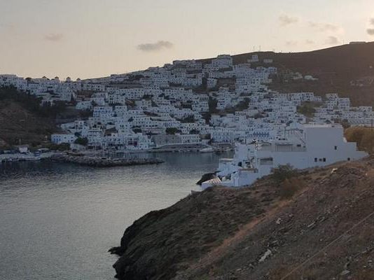 Reuters: H λειψυδρία απειλεί τα ελληνικά νησιά όσο κορυφώνεται η τουριστική σεζόν Οι αγρότες επιστρέφουν στα πηγάδια, καθώς η κατανάλωση νερού εκτοξεύεται το καλοκαίρι.
