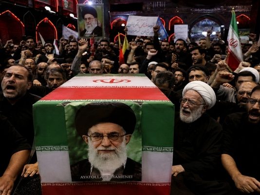 Όρκους εκδίκησης μπροστά στο φέρετρο του Khamenei δίνουν οι Ιρανοί – Το πένθος γίνεται οργή κατά των ΗΠΑ