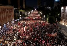 Αλβανία: Χιλιάδες κόσμου στη μεγαλύτερη διαδήλωση ενάντια στο σχέδιο Κούσνερ-«Η Αλβανία δεν πωλείται».