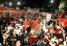 Tίρανα : Διαδηλωτές πέταξαν αυγά σε βουλευτές – Συγκρούσεις με την αστυνομία