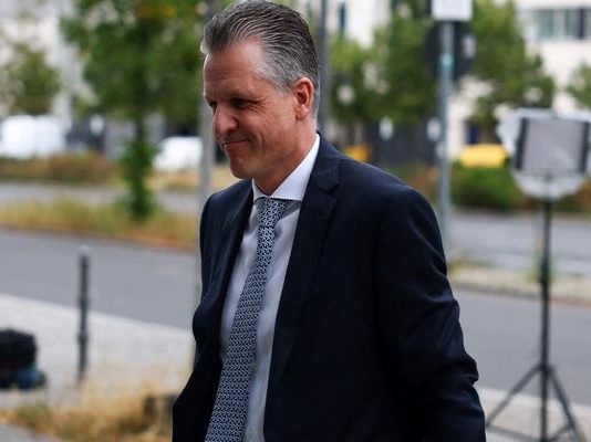 Παραιτήθηκε ο επικεφαλής της κοινοβουλευτικής του (CDU/CSU) Γενς Σπαν-Απέκτησε παιδί μέσω παρένθετης μητέρας στις ΗΠΑ-Εξελέγη ο Τ.Φράι (91,9%)