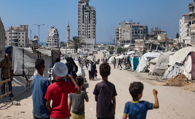 Israeli airstrike hits multistory building in Gaza City