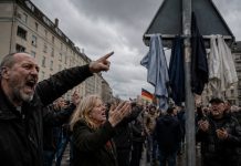 Απίστευτο… οι Γερμανοί κρεμούν τα… πουκάμισά τους στις πινακίδες: «Δεν έχουμε τίποτα άλλο να δώσουμε», φωνάζουν