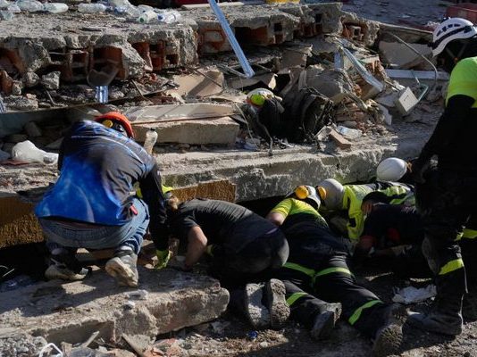 Εικόνες αρχαίας τραγωδίας στην Κολομβία μετά τον σεισμό 7,4 Ρίχτερ: Φόβοι ότι και οι 379 αγνοούμενοι είναι νεκροί