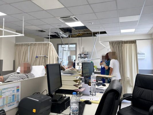 Νοσοκομείο Κορίνθου : Κατέρρευσε τμήμα της οροφής των νέων ΤΕΠ λίγες μέρες μετά τα εγκαίνια από τον Άδωνι