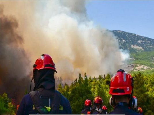 Ε.Λέκκας για φωτιές σε Αττική και Βοιωτία: «Ακόμη και μικρή βροχή μπορεί να προκαλέσει προβλήματα»