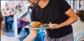 Ψηφιακή κάρτα εργασίας και ελληνικό καλοκαίρι: Αποκαλυπτικές μαρτυρίες εργαζομένων στον τουρισμό