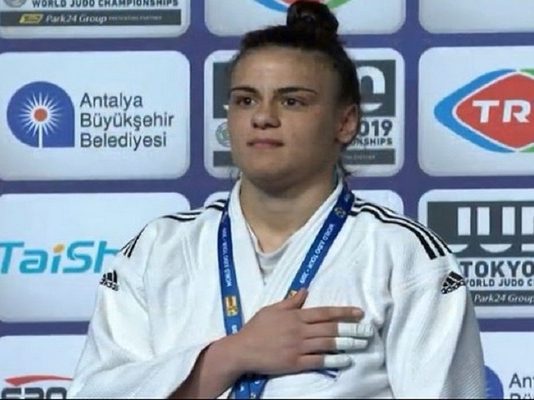 Χρυσά, ασημένια, χάλκινα – Η ελληνική αθλητική ψυχή θριαμβεύει παρά την εγκατάλειψη. Το ΔΗΚΕΑ συγχαίρει, αλλά δεν ξεχνά: η Παράγκα συνεχίζει να καταβροχθίζει τον αθλητισμό