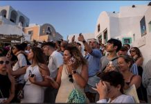 Τουριστικό «τσουνάμι» στην Ευρώπη – Ποιοι κερδίζουν και ποιοι πληρώνουν το τίμημα