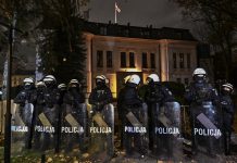 Χάος !«Αποπειρα πραξικοπηματος» στην Πολωνία: Η αστυνομία εισέβαλε στο Ανώτατο Δικαστήριο με εντολή Ν.Τουσκ
