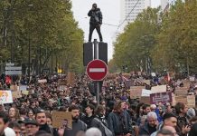 «Ακόμη κι αν δεν το θέλει ο Μακρόν, εμείς είμαστε εδώ»