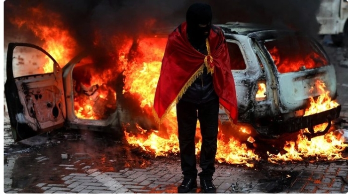 Η Ευρώπη «φλέγεται»: Έκρηξη οργής της νεολαίας και σκληρή καταστολή από το Παρίσι μέχρι τα Τίρανα